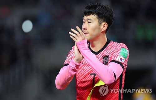 팬들 향해 인사하는 손흥민[연합뉴스 자료사진]