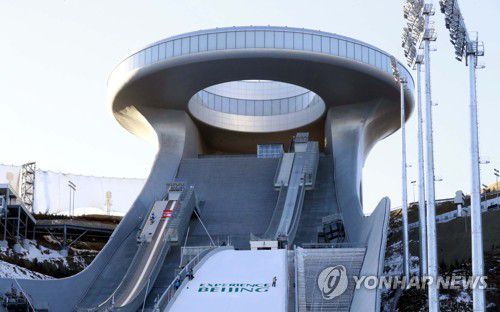 2022 베이징 동계올림픽 열릴 스키점프센터(장자커우=연합뉴스) 한종구 특파원 = 2022년 베이징 동계 올림픽이 열리는 중국 허베이성 장자커우 국가스키점프센터의 지난 5일 모습. 내년 2월 4일 개막하는 베이징 동계올림픽은 베이징 시내와 베이징 외곽 옌칭구, 베이징에서 190㎞ 떨어진 장자커우 등 3곳에서 열린다. 2021.12.6 jkhan@yna.co.kr