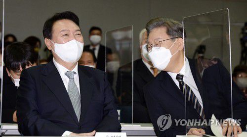 대화하는 이재명 후보와 윤석열 후보[연합뉴스 자료사진]