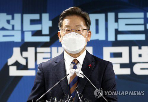 박근혜 전 대통령 사면 관련 질문에 답하는 이재명(서울=연합뉴스) 하사헌 기자 = 더불어민주당 이재명 대선후보가 24일 서울 여의도 더불어민주당 중앙당사에서 '스마트강군, 선택적 모병제 공약 발표'를 마친 뒤 박근혜 전 대통령의 사면과 관련된 취재진의 질문에 답하고 있다. 2021.12.24 [국회사진기자단] toadboy@yna.co.kr