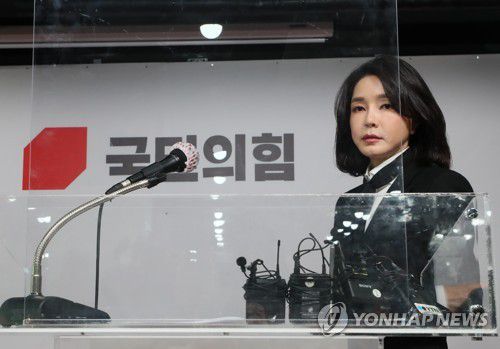 단상에 오르는 김건희 대표(서울=연합뉴스) 이정훈 기자 = 국민의힘 윤석열 대선 후보 부인 김건희 코바나컨텐츠 대표가 26일 오후 서울 여의도 국민의힘 당사에서 자신의 허위 이력 의혹과 관련해 입장문 발표를 위해 단상에 오르고 있다. 2021.12.26 uwg806@yna.co.kr