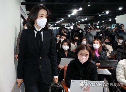 국민의힘 당사 들어서는 김건희 대표(서울=연합뉴스) 이정훈 기자 = 국민의힘 윤석열 대선 후보 부인 김건희 코바나컨텐츠 대표가 26일 오후 자신의 허위 이력 의혹과 관련해 입장문 발표를 위해 서울 여의도 국민의힘 당사로 들어서고 있다. 2021.12.26 [공동취재] uwg806@yna.co.kr