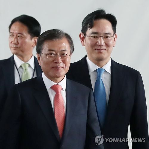 2018년 7월 인도를 국빈 방문한 문재인 대통령이 노이다시 삼성전자 제2공장 준공식에 도착해 이재용 삼성전자 부회장을 만났다. [연합뉴스 자료사진]