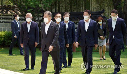 문재인 대통령이 6월 2일 청와대 에서 4대 그룹 대표와 간담회장으로 향하고 있다. [연합뉴스 자료사진]