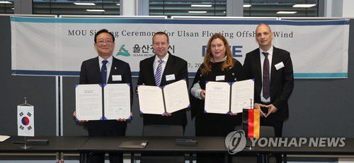 '울산시 외교투자대표단'(단장 송철호 울산시장)이 지난 11월 27일 오전 11시(한국시간 27일 오후 7시) 독일 해상풍력 업체인 RWE 본사에서 '부유식 해상풍력 발전단지 조성을 위한 업무협약'을 체결한 뒤 송철호 시장과 RWE 관계자들이 기념촬영을 하고 있다. [울산시 제공. 재판매 및 DB 금지]