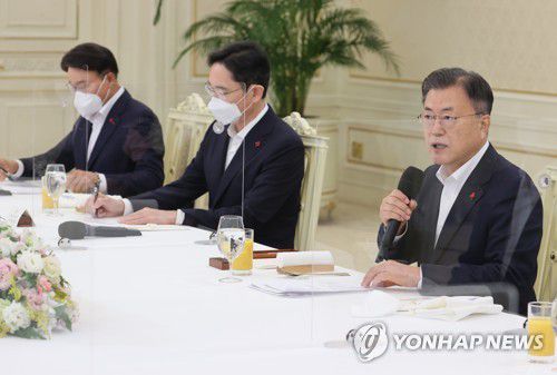 6대 기업 대표 초청 오찬 간담회 발언하는 문재인 대통령(서울=연합뉴스) 안정원 기자 = 문재인 대통령이 27일 청와대에서 열린 '청년희망 온(ON) 참여기업 대표 초청 오찬 간담회'에 참석, 발언하고 있다. 2021.12.27 jeong@yna.co.kr