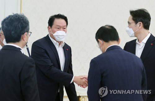 청와대 오찬 간담회 초청된 6대 기업 대표(서울=연합뉴스) 안정원 기자 = 최태원 SK주식회사 회장과 이재용 삼성전자 부회장, 구현모 KT 대표이사 등이 27일 청와대에서 열린 '청년희망 온(ON) 참여기업 대표 초청 오찬 간담회'에 참석, 인사하고 있다. 2021.12.27 jeong@yna.co.kr