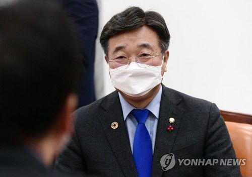 여야 원내대표 회동에서 발언하는 윤호중(서울=연합뉴스) 하사헌 기자 = 더불어민주당 윤호중 원내대표가 27일 국회에서 열린 여야 원내대표 회동에서 발언하고 있다. 2021.12.27 [국회사진기자단] toadboy@yna.co.kr