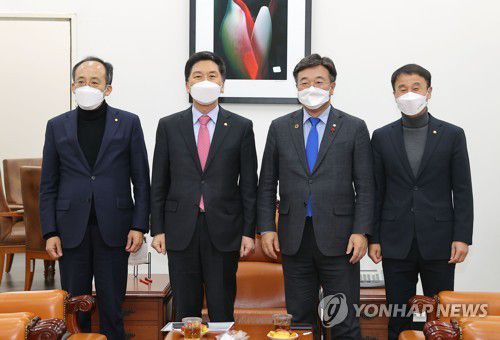 여야 원내대표 회담(서울=연합뉴스) 백승렬 기자 = 더불어민주당 윤호중 원내대표와 국민의힘 김기현 원내대표가 27일 서울 여의도 국회 운영위원장실에서 열린 여야교섭단체 원내대표 회동에서 기념촬영하고 있다. 오른쪽부터 더불어민주당 한병도 원내수석부대표, 윤호중 원내대표, 국민의힘 김기현 원내대표, 추경호 원내수석부대표. 2021.12.27 [국회사진기자단] srbaek@yna.co.kr