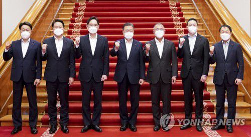 6대 기업 대표와 기념촬영하는 문재인 대통령(서울=연합뉴스) 안정원 기자 = 문재인 대통령이 27일 청와대에서 열린 '청년희망 온(ON) 참여기업 대표 초청 오찬 간담회'를 마친 뒤 참석자들과 기념촬영을 하고 있다.      왼쪽부터 최정우 포스코 그룹 회장, 최태원 SK주식회사 회장, 이재용 삼성전자 부회장, 문 대통령, 정의선 현대자동차그룹 회장, 구광모 ㈜LG 회장. 구현모 KT 대표이사 2021.12.27 jeong@yna.co.kr