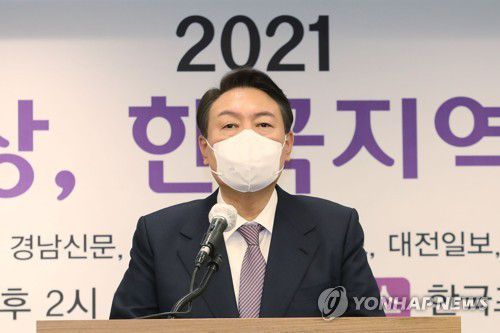 지방자치대상 시상식에서 축사하는 윤석열(서울=연합뉴스) 국민의힘 윤석열 대선 후보가 27일 오후 서울 중구 프레스센터에서 한국지방신문협회 주최로 열린 지방자치대상 및 한국지역발전대상 시상식에 참석해 축사를 하고 있다. 2021.12.27 [국회사진기자단] toadboy@yna.co.kr