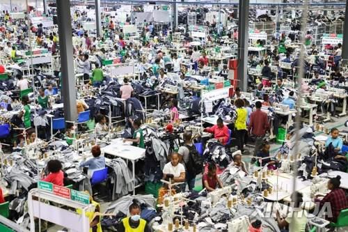 미국, 에티오피아 수출품 면세 혜택 종료지난 10월 12일(현지시간) 에티오피아 남부 하와사 공업단지의 한 섬유공장에서 근로자들이 제품 생산에 여념이 없다.[신화 연합뉴스 자료사진, 재판매 및 DB 금지]