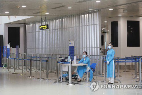 하노이 국제공항에서 승객들을 맞고 있는 베트남 항공사 직원들(자료화면)[EPA=연합뉴스]