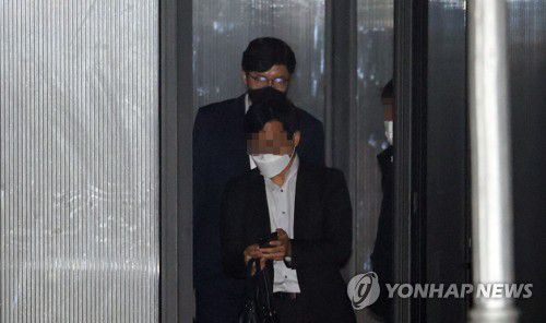 조사 마치고 공수처 나서는 이규원 검사'윤중천 면담보고서 허위작성' 혐의를 받는 이규원 검사가 5월 27일 오후 정부과천청사 고위공직자범죄수사처(공수처)에서 피의자 신분으로 조사를 마친 후 청사를 나서고 있다. 2021.5.27 [연합뉴스 자료사진]