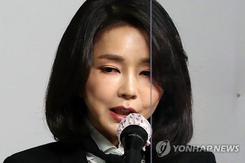 허위 이력 관련 입장문 발표하는 김건희(서울=연합뉴스) 이정훈 기자 = 국민의힘 윤석열 대선 후보 부인 김건희 코바나컨텐츠 대표가 지난 26일 오후 서울 여의도 당사에서 자신의 허위 이력 의혹과 관련해 입장문을 발표하고 있다. 2021.12.26 [공동취재] uwg806@yna.co.kr