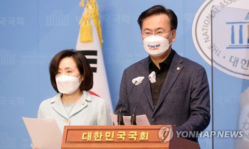 국민의힘 법사위원 기자회견(서울=연합뉴스) 이정훈 기자 = 국민의힘 유상범 의원과 전주혜 의원이 28일 오전 국회 소통관에서 더불어민주당 이재명 대선 후보 및 열린민주당 최강욱 대표의 공직선거법 위반 혐의 관련 법적 대응을 예고하는 기자회견을 하고 있다. 2021.12.28 [국회사진기자단] uwg806@yna.co.kr