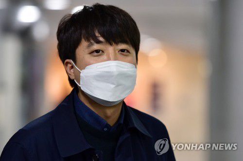 질문 듣는 이준석 대표(서울=연합뉴스) 백승렬 기자 = 국민의힘 이준석 대표가 28일 국회 의원회관에서 열린 지역균형발전 모색 정책토론회를 마친 뒤 취재진의 질문을 듣고 있다. 2021.12.28 [국회사진기자단] srbaek@yna.co.kr