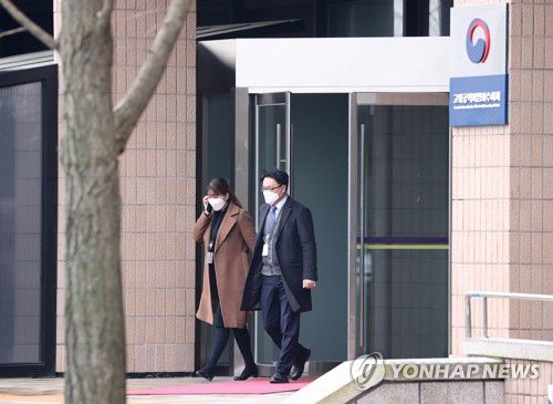 검찰, '통신조회 논란' 공수처장 고발사건 수사 착수(과천=연합뉴스) 류영석 기자 = 검찰이 정치인과 기자 등을 대상으로 한 통신자료 조회로 고발된 김진욱 고위공직자범죄수사처(공수처) 처장 수사에 착수한 것으로 알려진 가운데 김진욱 공수처장이 29일 경기도 정부과천청사 공수처를 나서고 있다. 2021.12.29 ondol@yna.co.kr