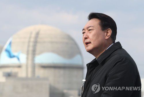 윤석열, 원자력 공약 발표(경북 울진=연합뉴스) 이정훈 기자 = 국민의힘 윤석열 대선 후보가 29일 오후 경북 울진군 신한울 3·4호기 건설중단 현장을 방문, 탈원전 정책 전면 재검토와 신한울 3·4호기 건설 즉각 재개 등 원자력 공약을 발표하고 있다. 2021.12.29 uwg806@yna.co.kr