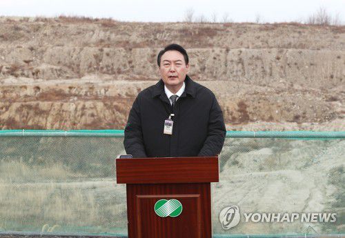 윤석열, 신한울 3·4호기 건설중단 현장서 원자력 공약 발표(경북 울진=연합뉴스) 이정훈 기자 = 국민의힘 윤석열 대선 후보가 29일 오후 경북 울진군 신한울 3·4호기 건설중단 현장을 방문, 탈원전 정책 전면 재검토와 신한울 3·4호기 건설 즉각 재개 등 원자력 공약을 발표하고 있다. 2021.12.29 uwg806@yna.co.kr