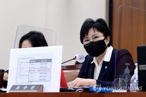 질의하는 조수진 의원(서울=연합뉴스) 백승렬 기자 = 국민의힘 조수진 의원이 30일 오후 서울 여의도 국회에서 열린 법제사법위원회 전체회의에서 공수처의 야당 대선 후보 및 국회의원 등 통신기록 조회 논란에 대해 김진욱 고위공직자범죄수사처장에게 현안 질의를 하고 있다. 2021.12.30 [국회사진기자단] srbaek@yna.co.kr