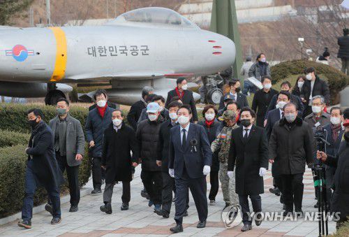 다부동 전적기념관 찾은 윤석열(칠곡=연합뉴스) 이정훈 기자 = 국민의힘 윤석열 대선 후보가 30일 오후 한국전쟁 최대 격전지였던 경북 칠곡군 다부동 전적기념관을 방문해 참배를 위해 이동하고 있다. 2021.12.30 uwg806@yna.co.kr