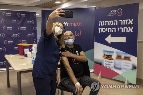 [라맛 간<이스라엘> 로이터=연합뉴스) 이스라엘 최대 의료 기관인 셰바 메디컬 센터에서 코로나19 백신 4차 접종 후 의료진과 기념사진을 찍는 면역 저하자. 2021.12.31. photo@yna.co.kr