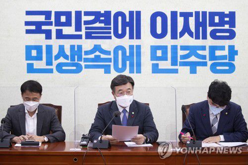 정책조정회의에서 발언하는 윤호중 원내대표(서울=연합뉴스) 하사헌 기자 = 더불어민주당 윤호중 원내대표가 30일 오전 서울 여의도 국회에서 열린 정책조정회의에서 발언하고 있다. 2021.12.30 [국회사진기자단] toadboy@yna.co.kr