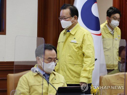 중대본 회의 참석하는 김부겸 총리(서울=연합뉴스) 김승두 기자 = 김부겸 국무총리가 31일 정부서울청사에서 열린 코로나19 대응 중앙재난안전대책본부 회의에 참석하고 있다. 2021.12.31 kimsdoo@yna.co.kr