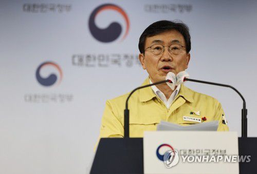 브리핑하는 권덕철 장관(서울=연합뉴스) 김승두 기자 = 권덕철 보건복지부 장관이 31일 정부서울청사 브리핑실에서 코로나19 대응 및 손실보상 등에 대한 중대본 브리핑을 하고 있다. 2021.12.31 kimsdoo@yna.co.kr