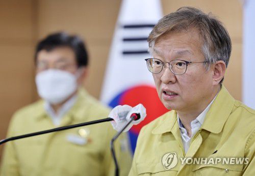 브리핑하는 권칠승 장관(서울=연합뉴스) 김승두 기자 = 권칠승 중소벤처기업부 장관이 31일 정부서울청사 브리핑실에서 코로나19 대응 및 손실보상 등에 대한 중대본 브리핑을 하고 있다. 2021.12.31 kimsdoo@yna.co.kr