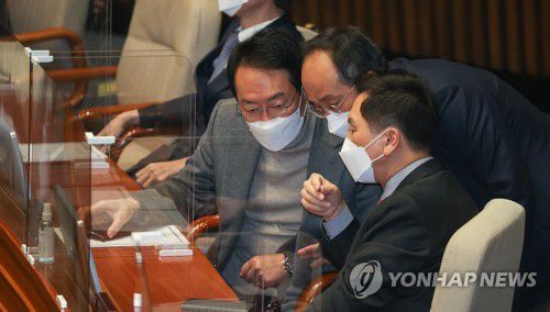 대화하는 김기현, 추경호와 김도읍(서울=연합뉴스) 하사헌 기자 = 국민의힘 김기현 원내대표(오른쪽부터)와 추경호 원내수석부대표, 김도읍 정책위의장이 31일 서울 여의도 국회에서 열린 본회의에서 대화를 나누고 있다. 2021.12.31 [국회사진기자단] toadboy@yna.co.kr