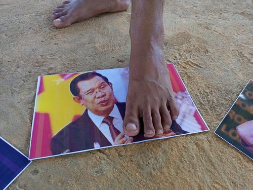 훈센 캄보디아 총리의 미얀마 방문을 반대하는 시위대가 훈센 총리 사진을 밟고 있는 모습. [킷팃미디어 캡처. 재판매 및 DB 금지]