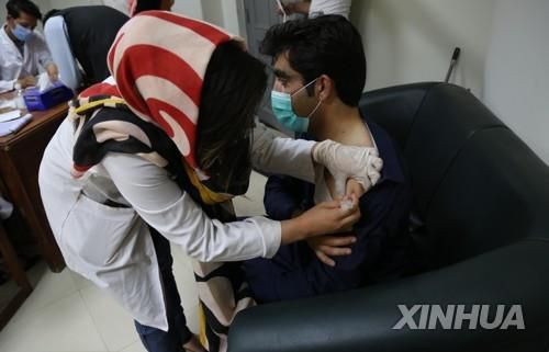 아프간 카불서 진행된 코로나19 백신 접종. [신화 연합뉴스 자료사진. 재판매 및 DB 금지]