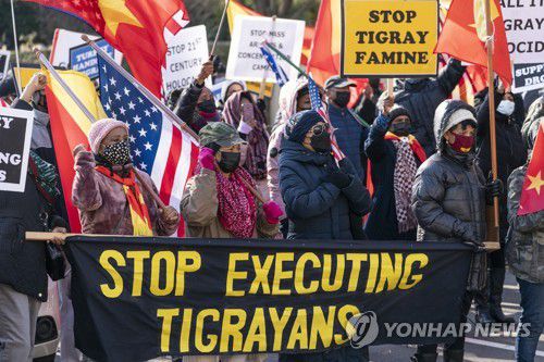 에티오피아 규탄하는 티그라이 출신 미국인들2021년 12월 22일 미국 워싱턴 국무부 청사 앞에서 티그라이 출신 미국인들이 에티오피아 정부가 티그라이 내전에서 인권침해를 자행했다고 주장하며 시위를 벌이고 있다. [AP 연합뉴스 자료사진, 재판매 및 DB 금지]