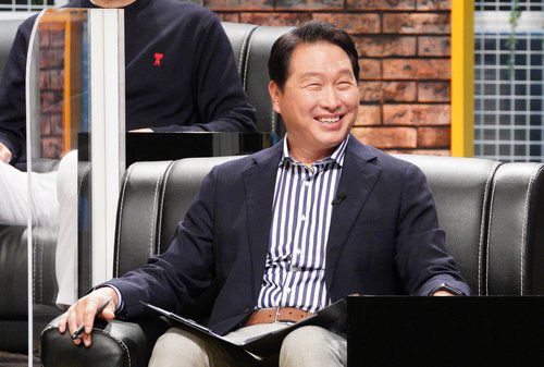 대한상의 '아이디어 리그' 29일 방영대한상공회의소 '국가발전 프로젝트 공모전'의 공개 오디션 프로그램 '대한민국 아이디어리그'가 29일 SBS에서 방영됐다.  사진은 녹화에 참여한 최태원 대한상의 회장. [대한상의 제공. DB 및 재판매 금지] photo@yna.co.kr