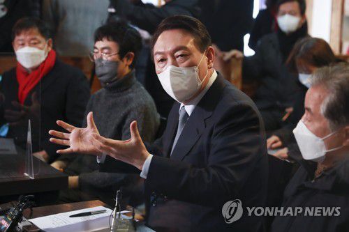 자영업 피해 현장 간담회에서 발언하는 윤석열 대선 후보(서울=연합뉴스) 국민의힘 윤석열 대선 후보가 2일 오후 서울 종로구 한 음식점에서 열린 코로나19 자영업 피해 현장 간담회에서 발언하고 있다. 2022.1.2 [국회사진기자단] toadboy@yna.co.kr