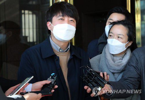 취재진 질문에 답변하는 이준석 대표[국회사진기자단]