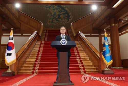 임인년 신년사하는 문재인 대통령(서울=연합뉴스) 서명곤 기자 = 문재인 대통령이 3일 오전 청와대에서 2022년 임인년 신년사를 하고 있다.  2022.1.3 seephoto@yna.co.kr