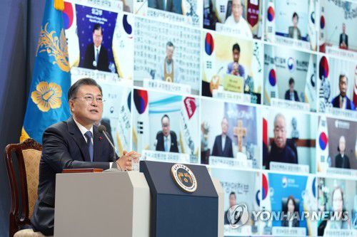 인사말하는 문재인 대통령(서울=연합뉴스) 서명곤 기자 = 문재인 대통령이 3일 오전 청와대에서 화상으로 열린 '2022년 신년 인사회'에서 인사말을 하고 있다. 2022.1.3 seephoto@yna.co.kr