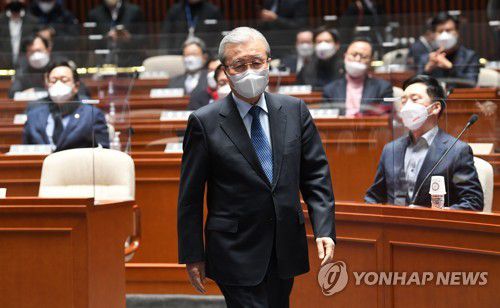 발언대로 향하는 김종인 총괄선대위원장(서울=연합뉴스) 하사헌 기자 = 국민의힘 김종인 총괄선대위원장이 3일 서울 여의도 국회에서 열린 '변화와 단결' 의원총회에서 발언대로 향하고 있다.  2022.1.3 [국회사진기자단] toadboy@yna.co.kr