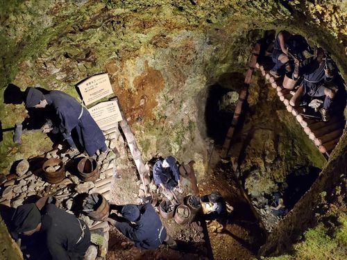 사도광산 에도시대 갱도 (사도=연합뉴스) 김호준 특파원 = 사도광산을 대표하는 아이카와 금은산의 에도시대 갱도. 사도광산 관리회사는 개미굴 같은 형태의 에도시대 갱도 곳곳에 당시 노동자를 형상화한 인형을 설치해놓았다. 2022.1.3