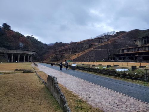사도광산 부유선광장을 방문한 관광객(사도=연합뉴스) 김호준 특파원 = 사도광산에 있는 부유선광장에 가족 단위 관광객이 3일 방문했다. 부유선광장은 채취한 광석을 분류하고 제련하는 설비로 1938년에 완성됐다. 2022.1.3