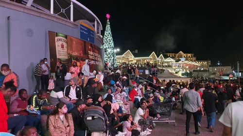 새해맞이 하려고 쏟아져 나온 케이프타운 시민들(케이프타운=연합뉴스) 김성진 특파원 = 새해 전야인 12월 31일(현지시각) 밤 남아프리카공화국 케이프타운의 관광명소인 워터프런트에 사람들이 가득하다. 2022.1.3 sungjin@yna.co.kr