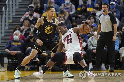 쓰러지는 버틀러(22번)[AP=연합뉴스]