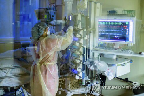 독일 베를린 병원에서 코로나19 환자 돌보는 간호사[dpa via AP 연합뉴스 자료사진. 재판매 및 DB 금지]