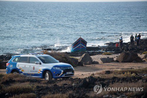 지난해 10월 스페인령 카나리아 제도 해상에서 구조된 난민 보트[EPA 연합뉴스 자료사진. 재배포 및 DB 금지]