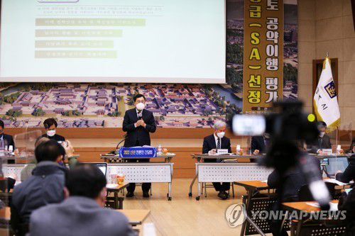 신년 언론인 간담회(경주=연합뉴스) 손대성 기자 = 5일 경북 경주시청에서 열린 신년 언론인 간담회에서 주낙영 시장이 올해 시정 운영 방향을 설명하고 있다. 2022.1.5 sds123@yna.co.kr