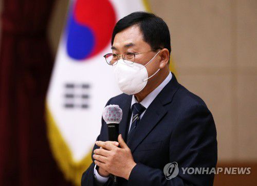 마이크 꼭 쥔 경주시장(경주=연합뉴스) 손대성 기자 = 5일 경북 경주시청에서 열린 신년 언론인 간담회에서 주낙영 시장이 올해 시정 운영 방향을 설명하고 있다. 2022.1.5 sds123@yna.co.kr