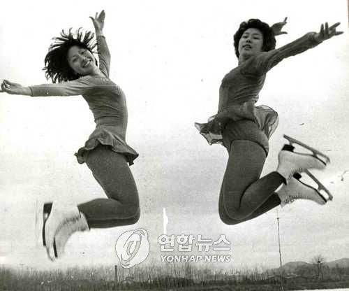 1978년 1월 26일 제59회 동계체전 피겨스케이팅 여고부 1위를 차지한 주영순(좌)과 여대부 1위에 오른 신혜숙. 신혜숙 코치는 선수 은퇴 후 지도자로 변신해 김연아를 지도했다. [연합뉴스 자료사진]